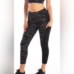 Virus Performance AGILE ⅞ TECH PANT Leggings Size Small Black Jungle Camo Silver